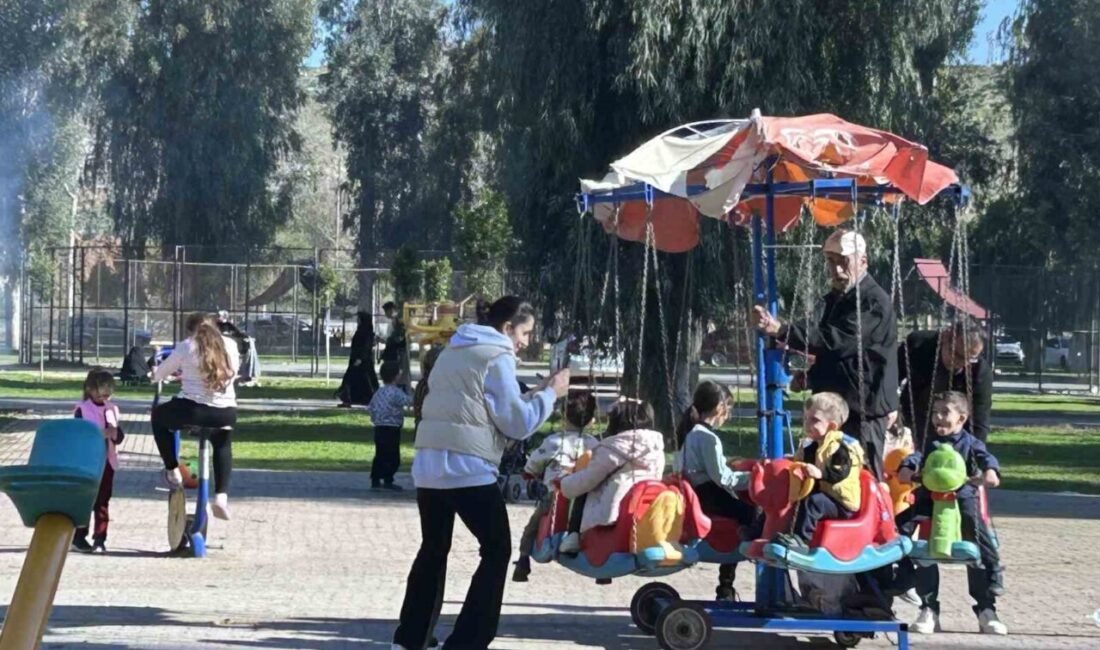 Mersin’in Tarsus ilçesinde havanın sıcak olması nedeniyle insanlar piknik alanlarına