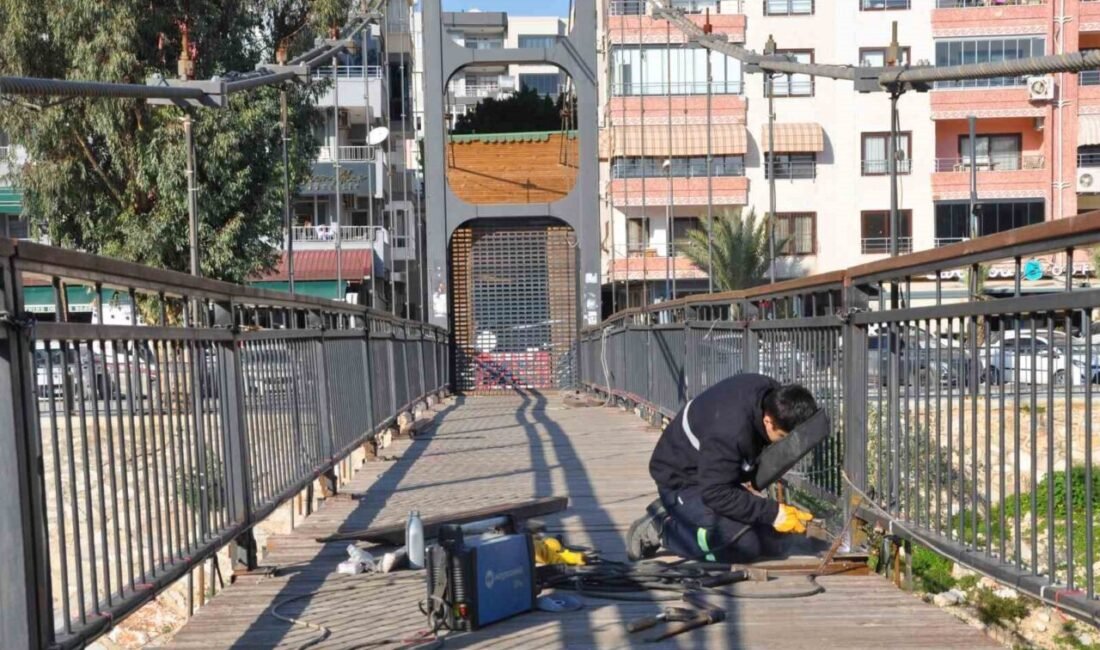 Mersin’in Silifke ilçesinde yaya trafiğinin yoğun olarak kullanıldığı Göksu Nehri