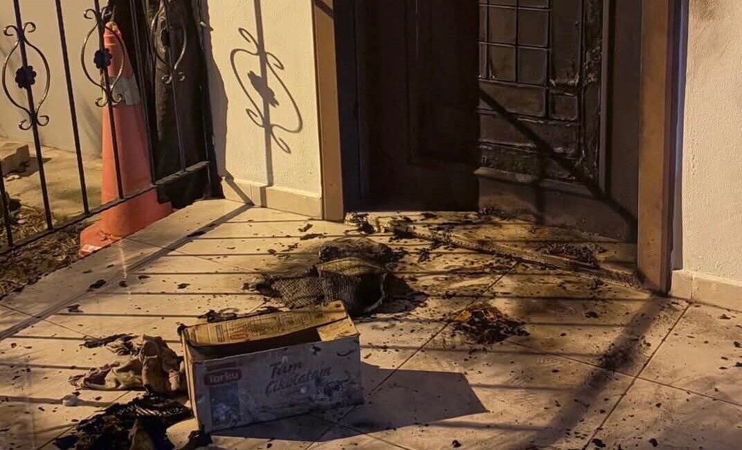 Mersin’in Tarsus ilçesinde muhtarlık binasına yanıcı madde ile saldırı yapıldı.