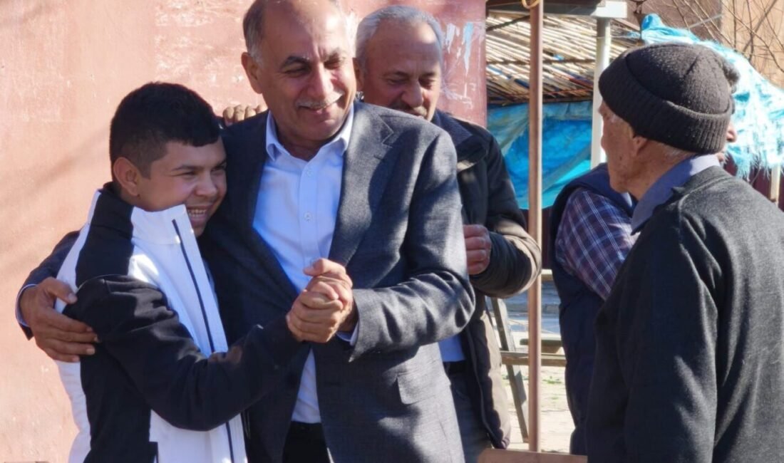 Yumurtalık Belediye Başkanı Erdinç Altıok, ilçede mahalle mahalle gezip halkla