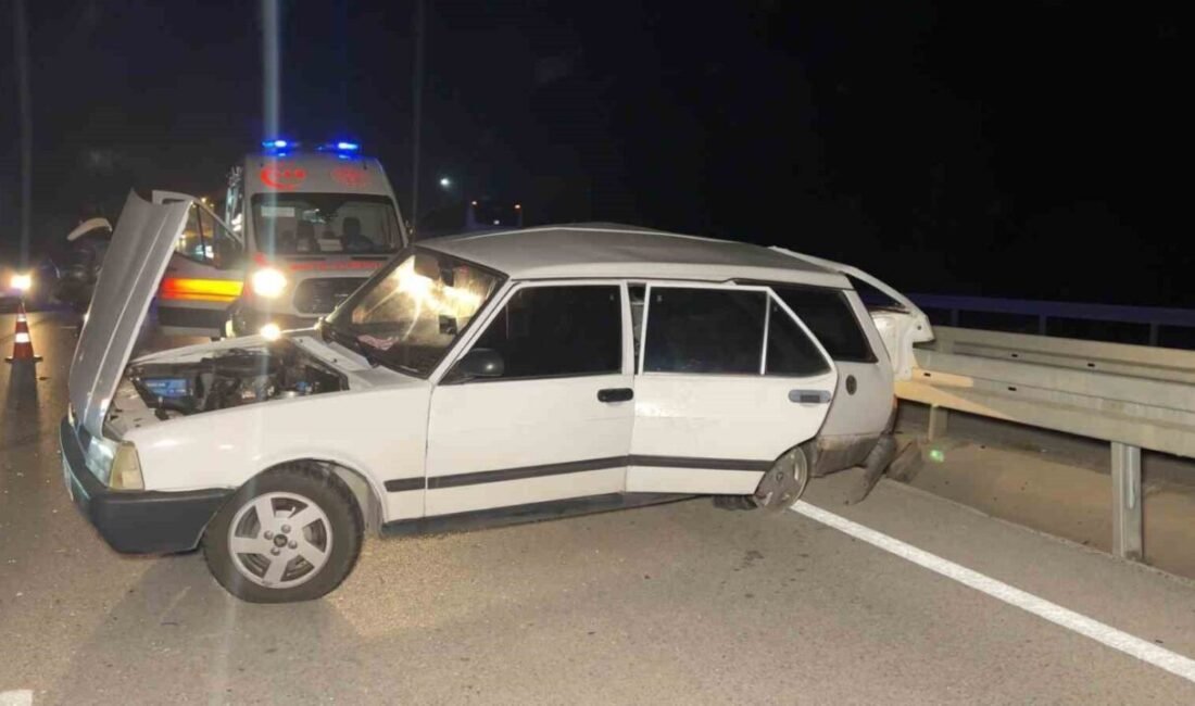 Burdur’un Bucak ilçesi Burdur-Antalya kara yolunda seyir halinde olan otomobile