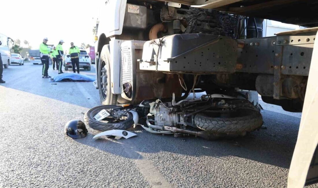 Adana’da iki tır arasında kalan motosiklet sürücüsü, çarptığı tırın altına