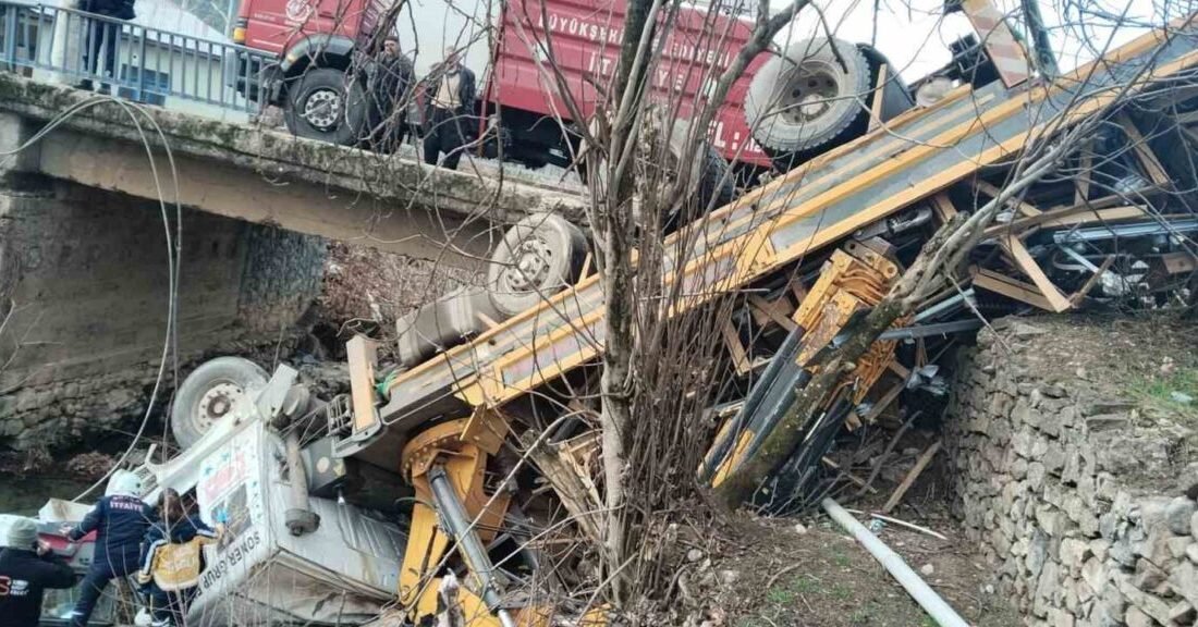 Adana’nın Feke ilçesinde tırın ırmağa düşmesi sonucu iki kişi yaralandı.