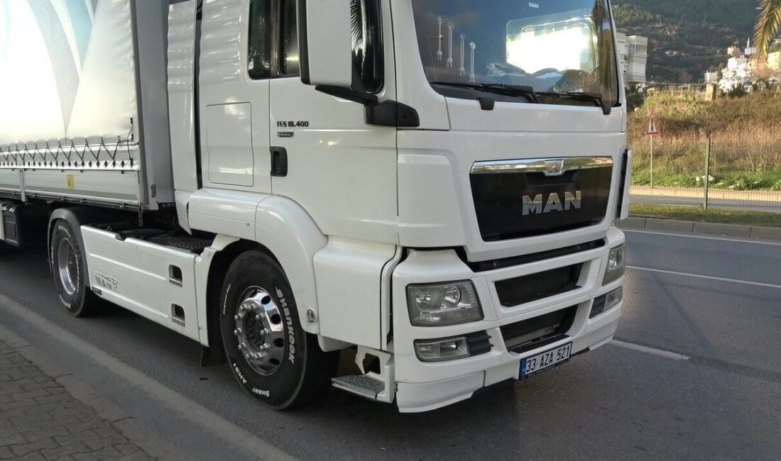 Antalya’nın Alanya ilçesinde tırla çarpışan motosikletin sürücüsü ağır yaralandı. Kaza,