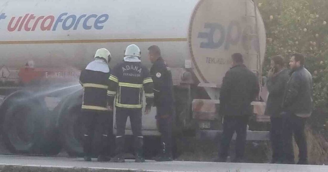 Adana Kozan ilçesinde yakıt tankerinin lastiğinin önce patlayıp sonra yanması