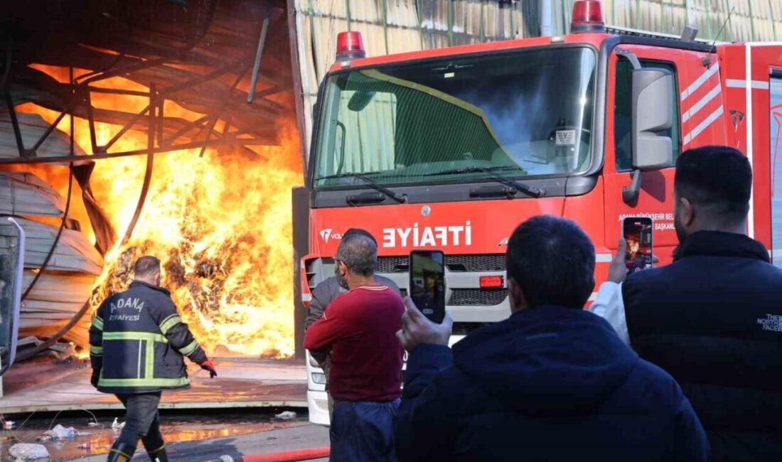 Adana’da geri dönüşüm fabrikasında çıkan yangına itfaiyenin müdahalesi devam ederken,
