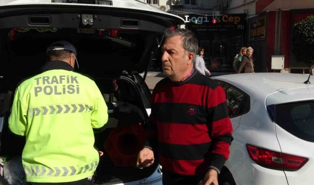 Adana’da trafik polisleri yayalara öncelik tanımayan sürücüleri ceza yağmuruna tuttu.