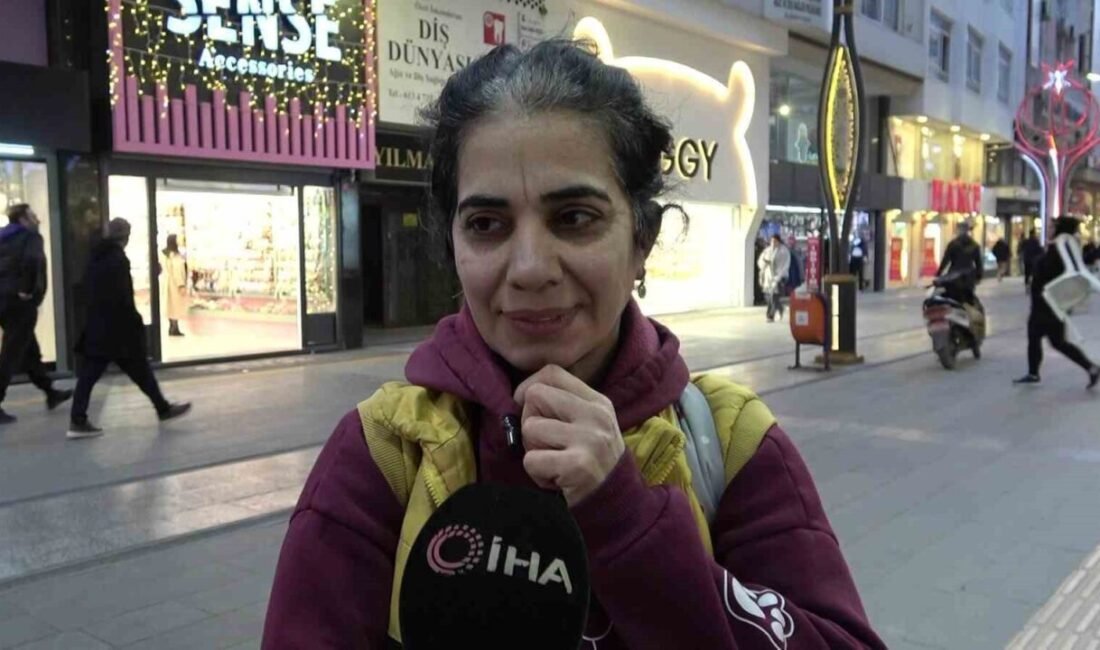 Hatay’ın İskenderun ilçesinde yediği yemeği sokak köpeğiyle paylaşan Ayşe Aslan’ın