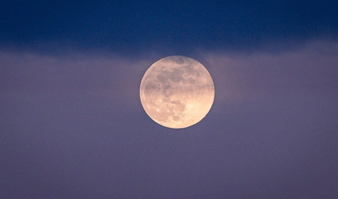 Yılın ilk dolunayı olan ‘Kurt Ay’, Hatay’ın Belen ilçesinde görüldü.