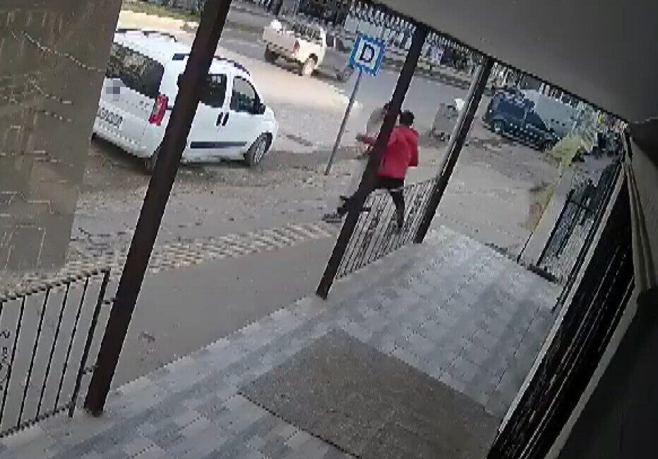 Kahramanmaraş’ın Pazarcık ilçesinde yolda yürüyen kadına saldırı anı güvenlik kamerasına