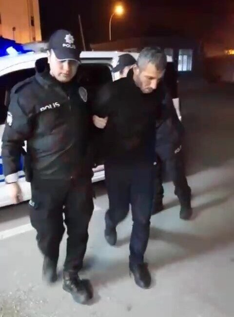 Adana’da başkasının kimliğini göstererek polisleri kandırmaya çalışan şüphelinin, parmak izi