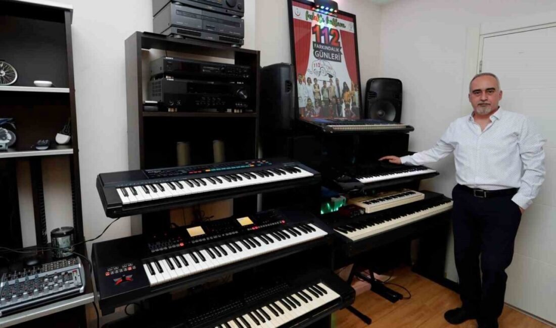 Antalya’da müzik öğretmeni Gökhan Heparslan, çocukluğundan bu yana kullandığı ve