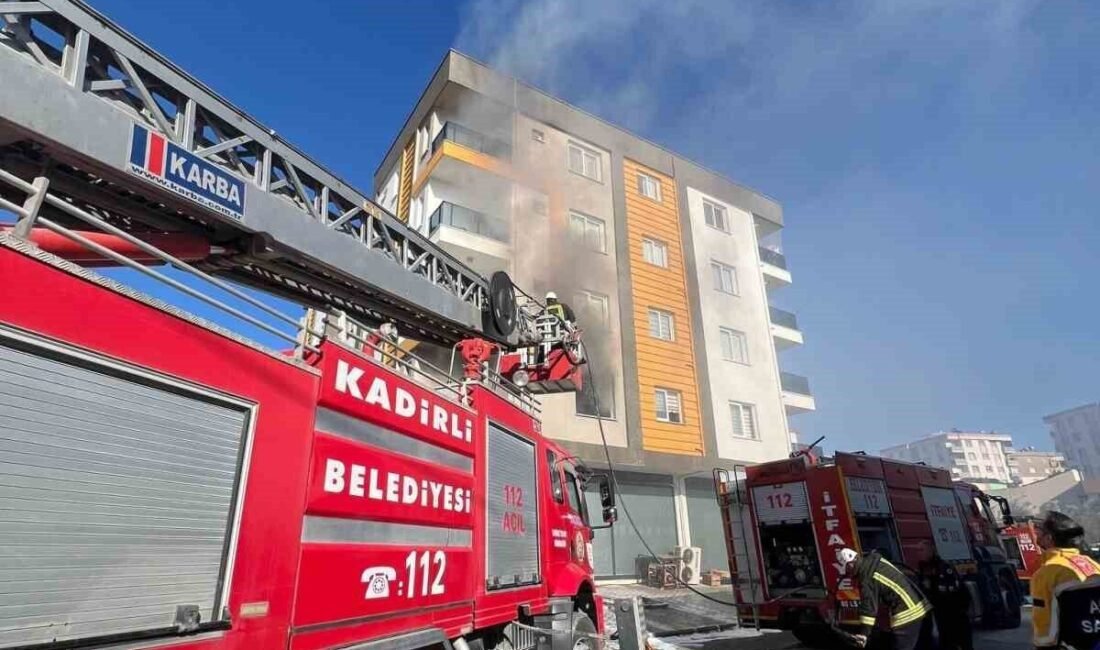 Osmaniye’nin Kadirli ilçesinde 5 katlı binada çıkan yangın, itfaiye ekiplerinin