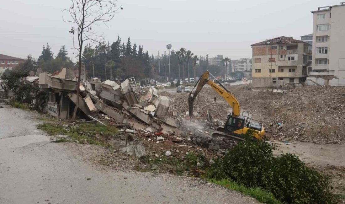 Hatay’ın Antakya ilçesinde 5 katlı binanın yıkımı esnasında iş makinesinin
