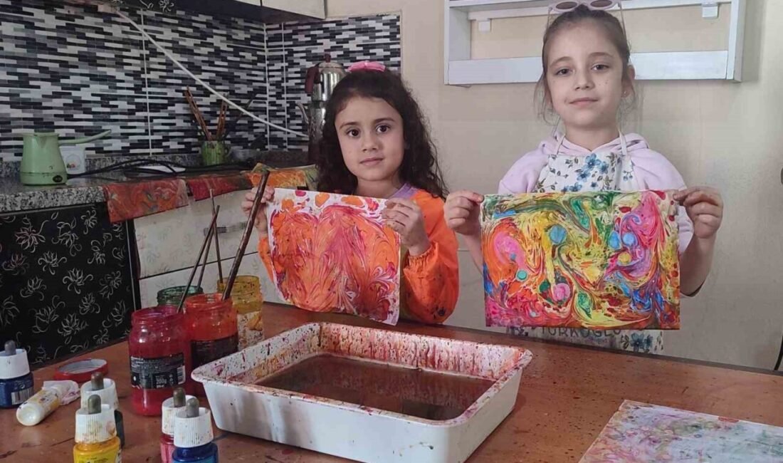 Kahramanmaraş’ın Türkoğlu ilçesinde, geleneksel ebru sanatına gönül veren minik sanatçılar,