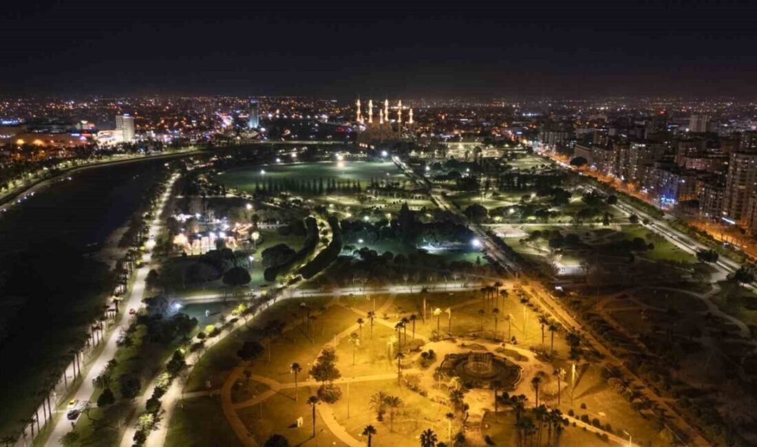 Adana’da hava karardıktan sonra kentin tarihi ve turistik yapıları ile