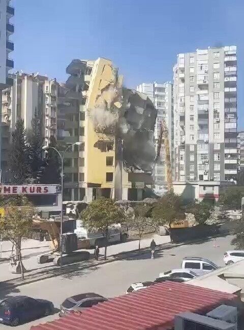 Adana’nın Çukurova ilçesinde, 6 Şubat 2023’teki depremlerde ağır hasar alan