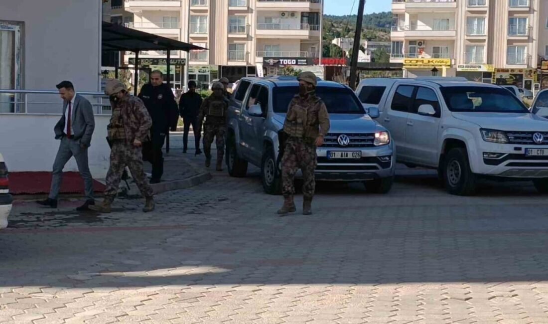 Adana’nın Kozan ilçesinde bir polis memuru, havaya 3 el ateş