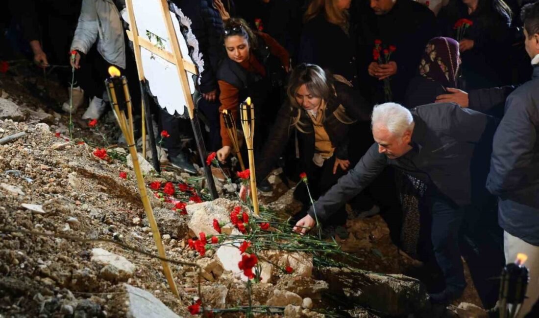 Adana’da 6 Şubat depremlerinde hayatını kaybedenler anıldı. Aileler, yakınları için