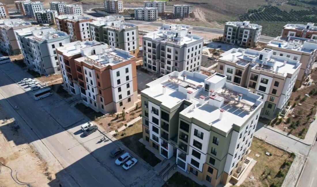 Adana’da depremzedeler için yapılan TOKİ konutlarının inşası hız kesmeden sürüyor.