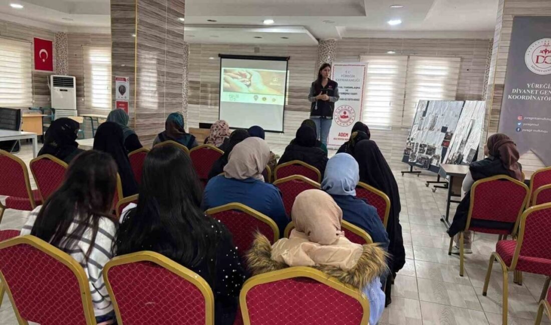 Adana’da narkotik polisleri, okullarda velilerle bir araya gelip gençlerin uyuşturucu