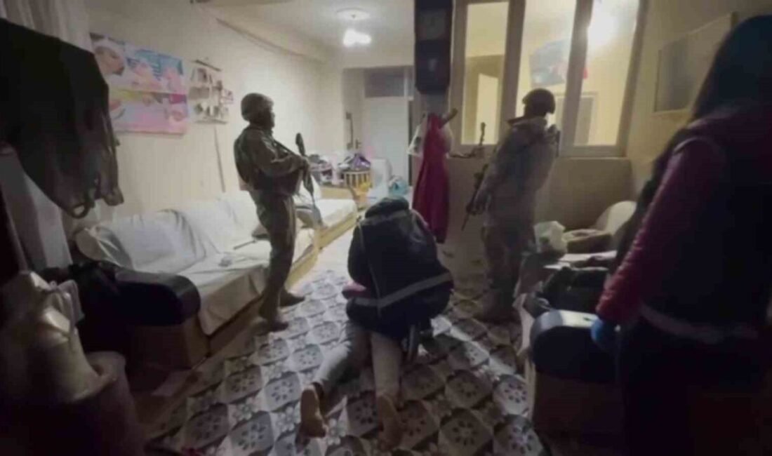 Adana’da silah ticareti yapan şüphelilere yönelik şafak vakti yapılan operasyonda