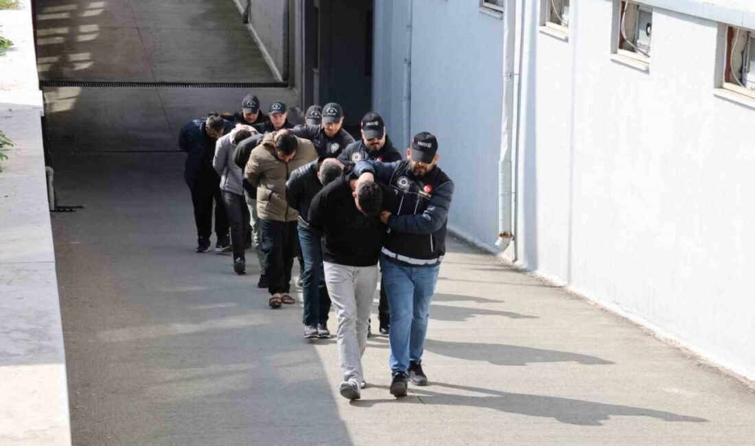 Adana’da narkotik polisinin yaptığı operasyonda suçüstü yakalanan 6 uyuşturucu satıcısından