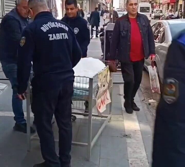 Adana’da zabıta ekiplerinin kaldırım işgali yapanlara yönelik denetimi sürüyor. Adana’da