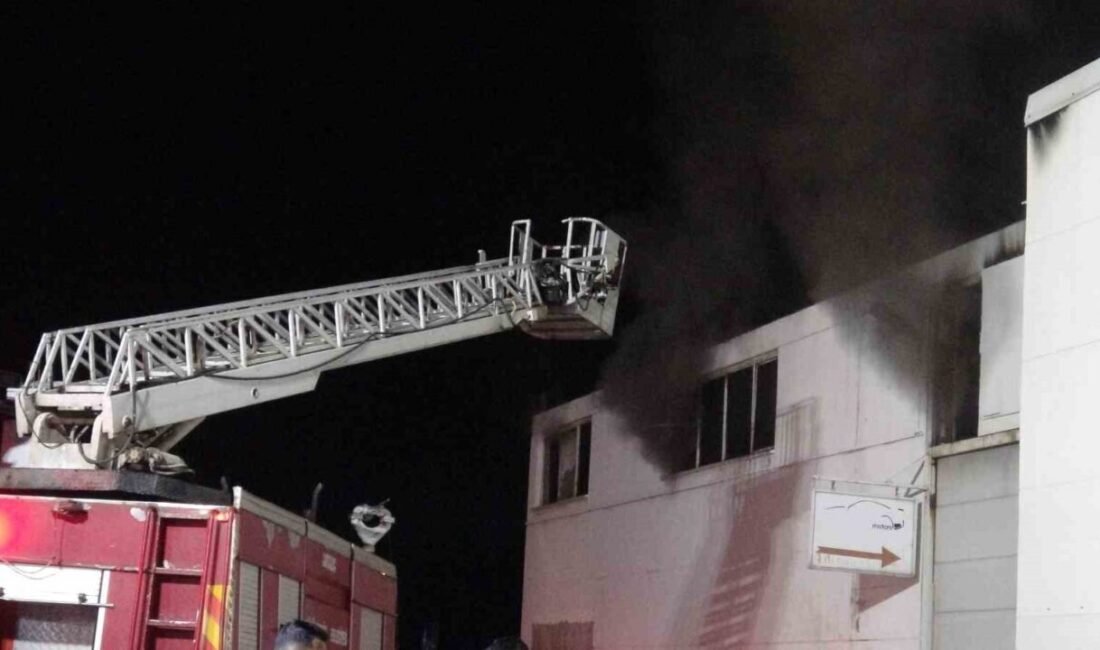 Antalya’da bir akaryakıt istasyonu yanında bulunan metruk binada çıkan yangın