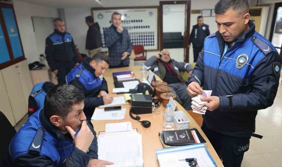 Mersin’de Akdeniz Belediyesi Zabıta Müdürlüğü ekipleri, dilencilik yapan bir kişiyi