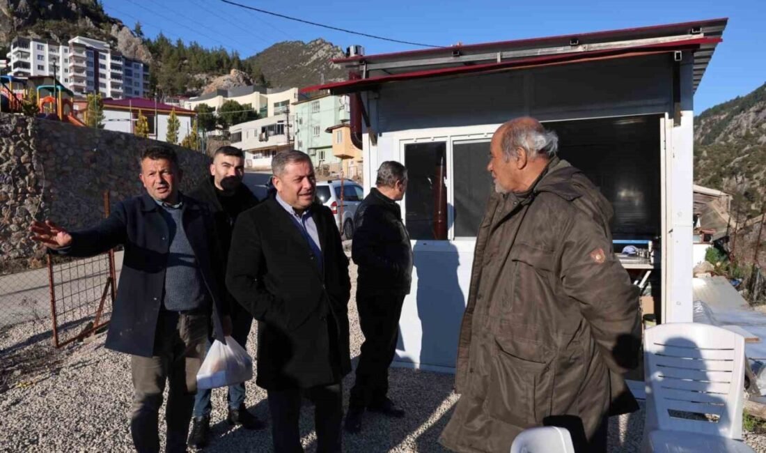 Adana’nın Feke ilçesinde sokaklarda kalan ve hayırseverlerin destekleri ile yaşamını