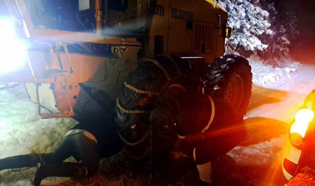 Antalya’nın Alanya ilçesindeki Gedevet Yaylası’nda yoğun kar yağışı nedeniyle araçlarında