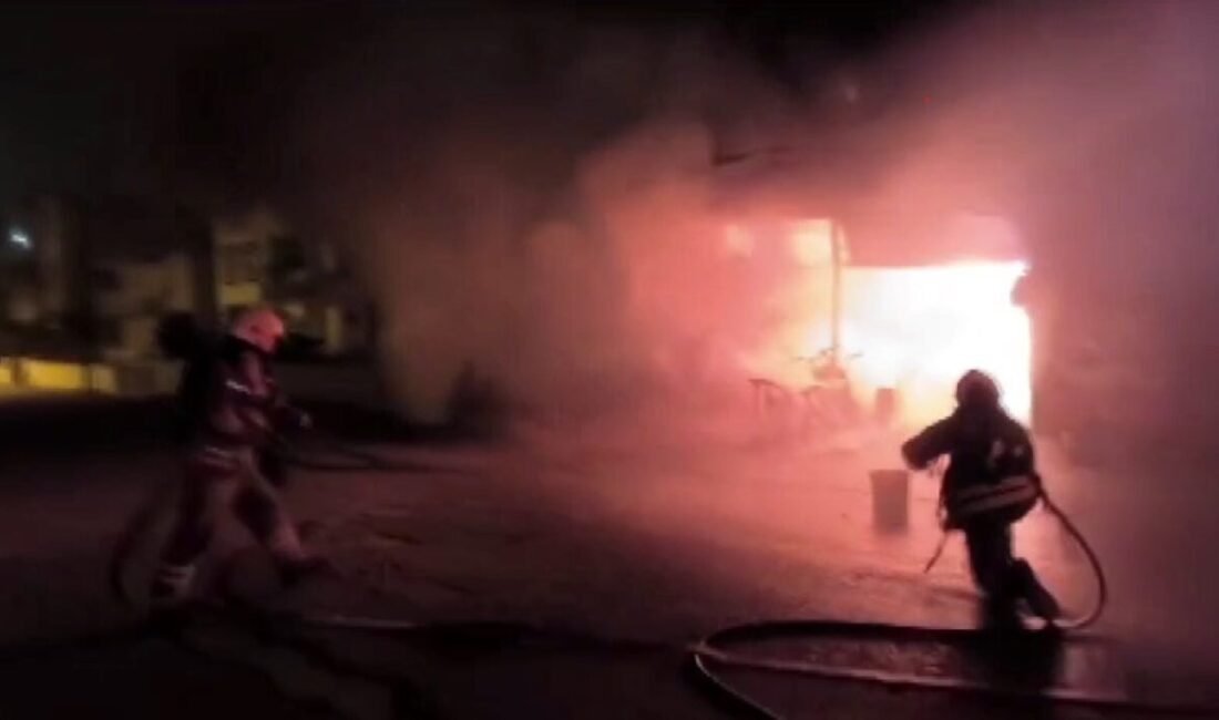 Hatay’ın Dörtyol ilçesinde motosiklet tamircisinde çıkan yangında 30 motosiklet yanarak