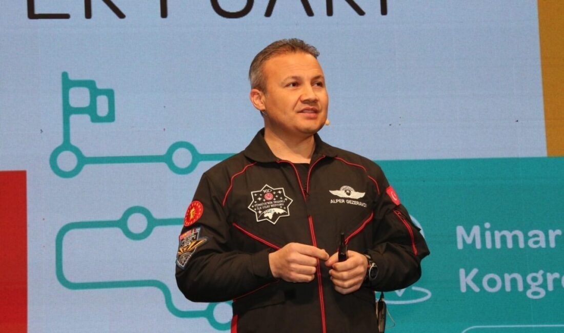 Türkiye’nin ilk astronotu Alper Gezeravcı, GÜNKAF 2025’te gençlerle buluştu. Uzay