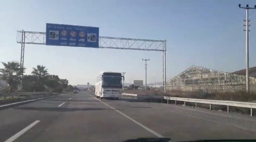 Antalya’nın Gazipaşa ilçesinde ana yolda yaklaşık 700 metre ters yönde