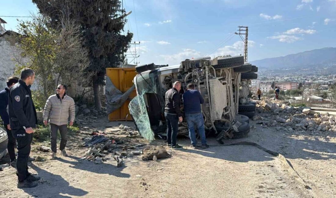 Hatay’da sürücüsünün kontrolünden çıkarak devrilen hafriyat kamyonunun sürücüsü yaralandı. Kaza,