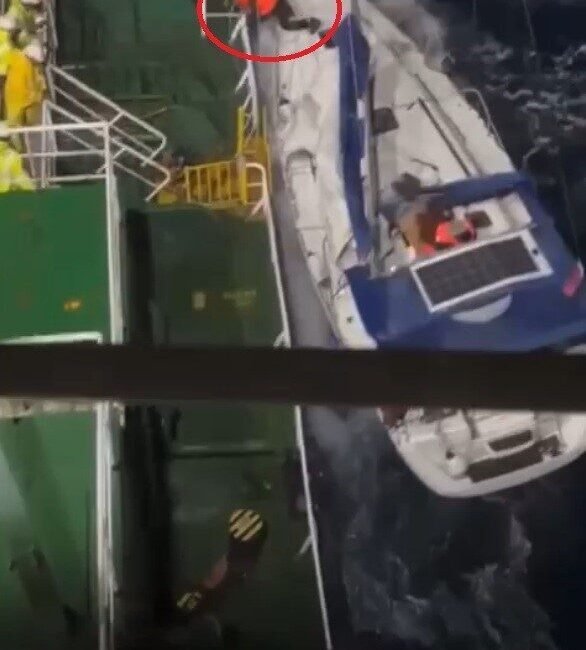 Antalya’da fırtınada yelkeni yırtılan lüks teknede mahsur kalan 2 kişinin,