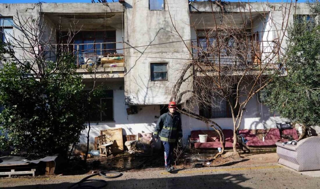Antalya’nın Kepez ilçesinde bulunan 2 katlı bir binanın apartman boşluğunda