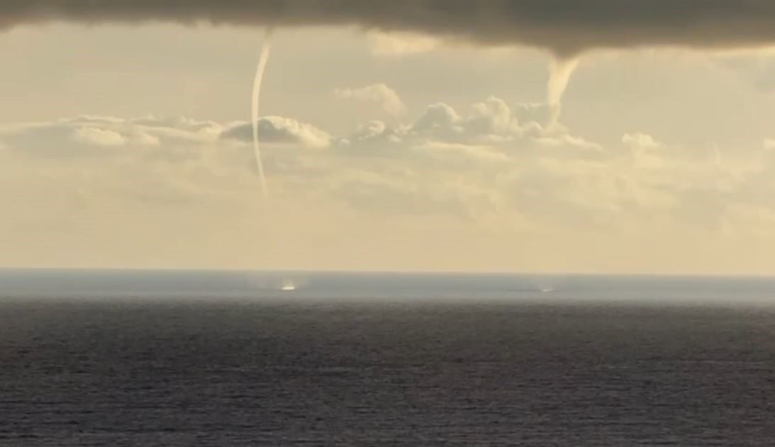 Antalya’da denizde aynı anda oluşan iki hortum, cep telefonu kameralarıyla