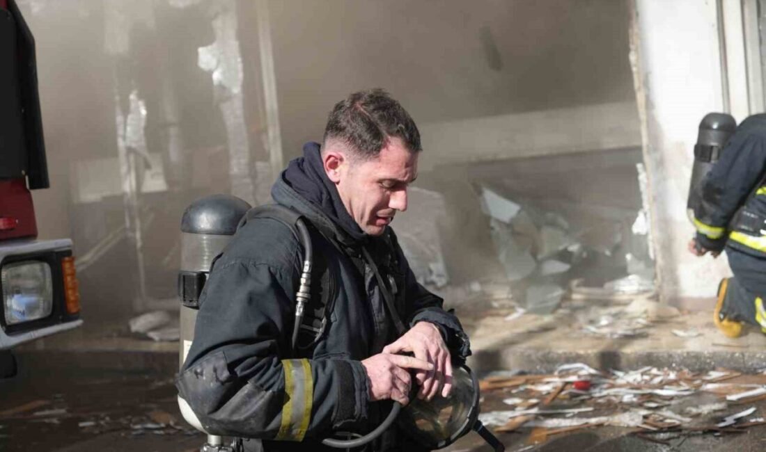 Antalya’da bir depoda çıkan yangın, çalışanlar ve mahalle sakinlerine korku