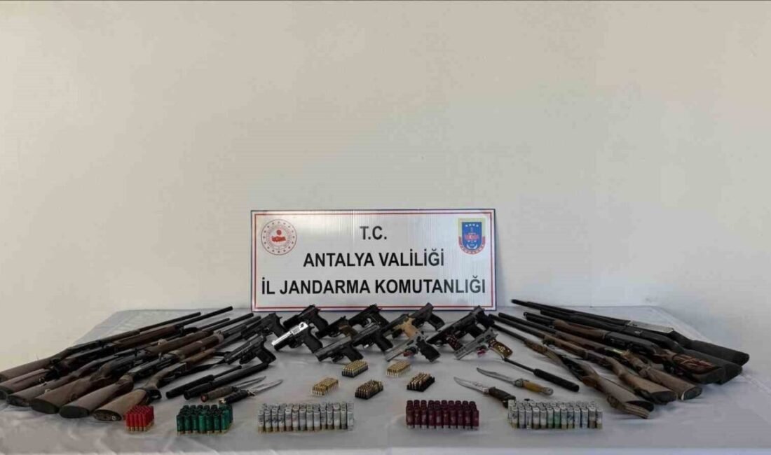 Antalya’nın Gazipaşa ilçesinde, jandarma ekiplerinin düzenlediği operasyonda çok sayıda silah