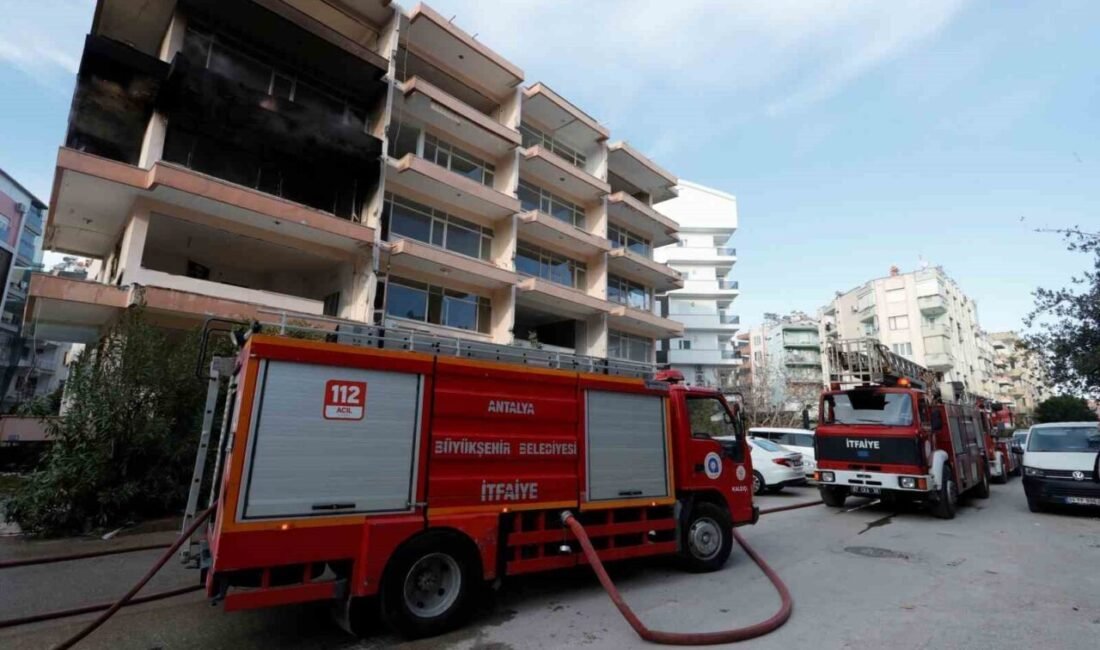 Antalya’da kentsel dönüşüm nedeniyle boşaltılan binada yangın çıktı. Yangın, itfaiye