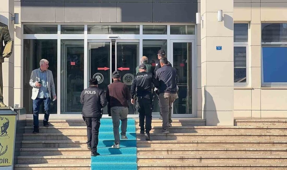 Antalya’da bir zincir marketin önünden ahşap palet çalan 3 şüpheli,