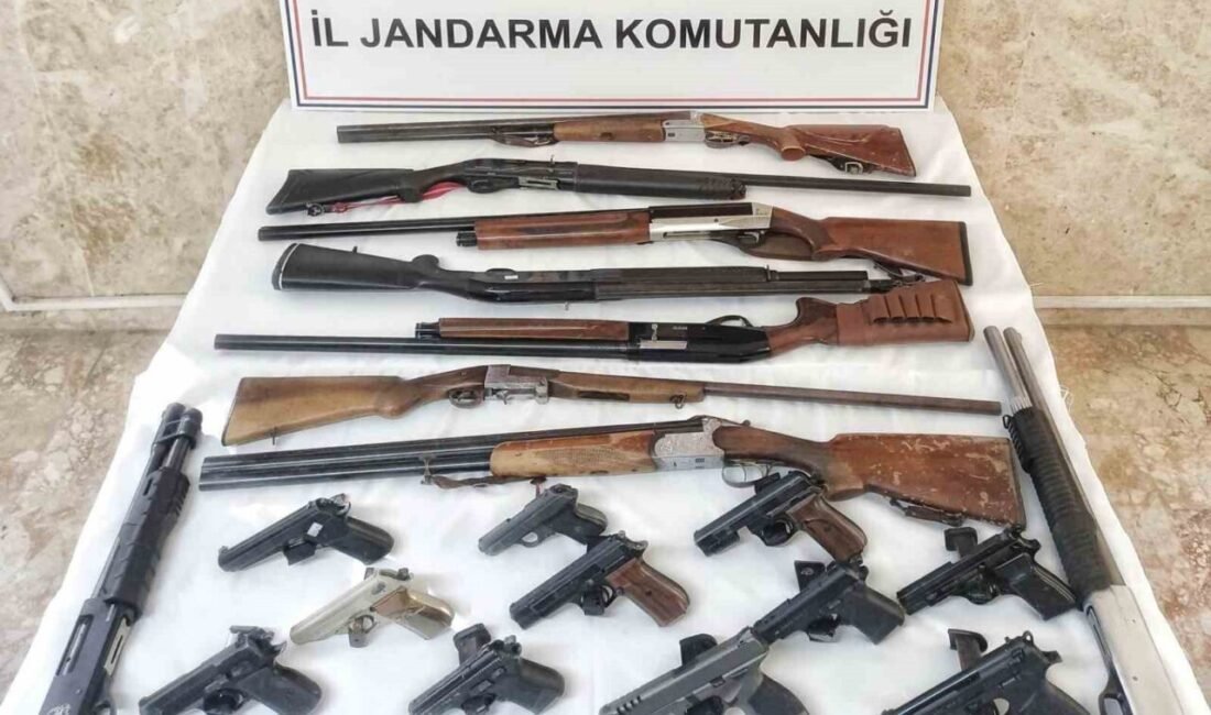 Antalya’nın Korkuteli ilçesinde çok sayıda ruhsatsız tabanca ile av tüfeği