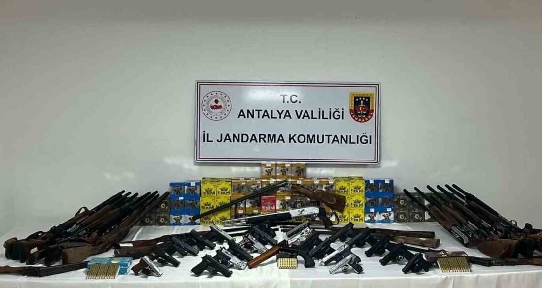 Antalya’da gerçekleştirilen çalışmada ruhsatsız 22 tabanca, 19 av tüfeği ve