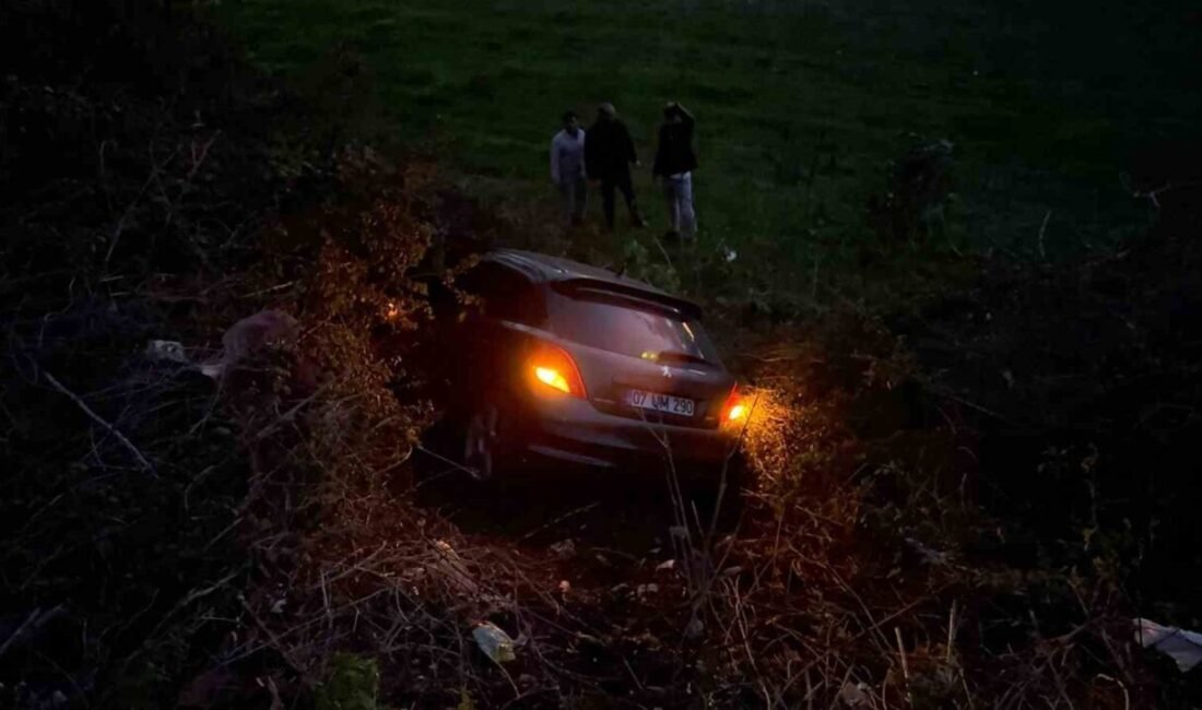 Antalya’nın Gazipaşa ilçesinde sürücüsünün direksiyon hakimiyetini kaybettiği otomobil, şarampole uçtu.