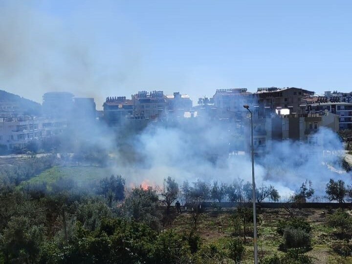 Antalya’nın Gazipaşa ilçesinde sazlık alanda çıkan yangın, itfaiye ekiplerinin müdahalesi