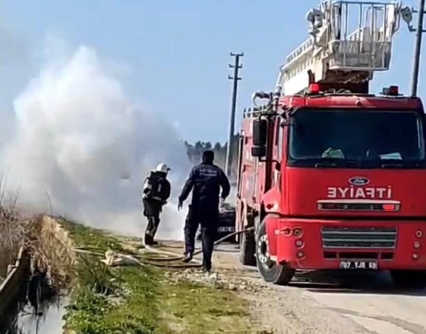 Antalya’da seyir halindeki otomobilde çıkan yangın itfaiye ekiplerince söndürüldü. Olay,