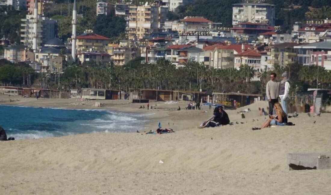 Hava sıcaklığının 17 derece ölçüldüğü Antalya’nın Alanya ilçesinde yerli ve