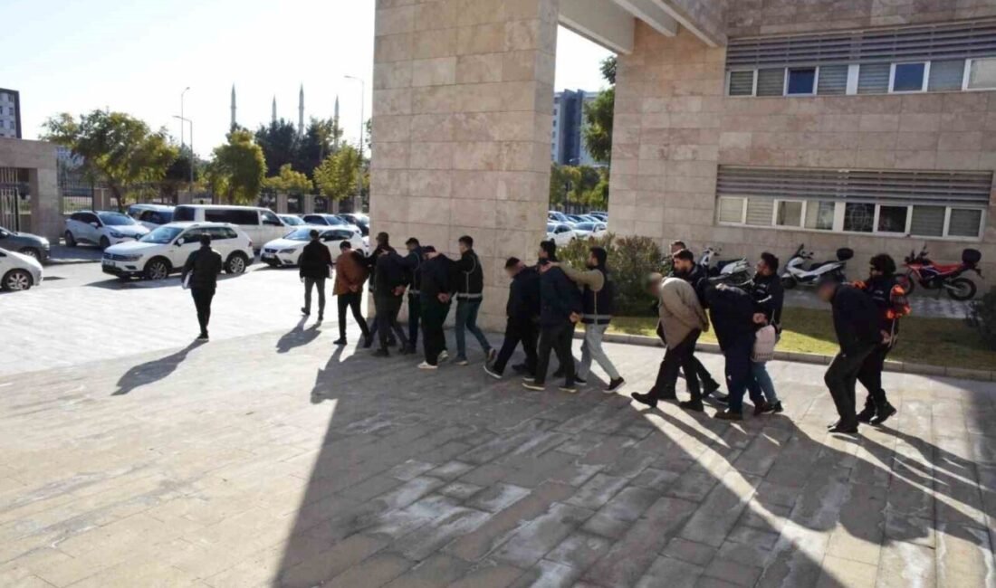 Antalya’da yüksek faiz karşılığında para vererek 6 kişiyi 92 milyon